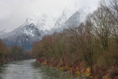 Kış manzarası karla kaplı Grimming dağı ve Enns nehri Ennstal, Steiermark, Avusturya