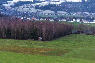 Ennstal, Steiermark, Avusturya 'da dağlarla çevrili küçük güzel bir Avusturya köyü.