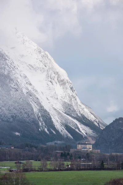 Paisagem Inverno Com Neve Coberta Montanha Grimming Castelo Trautenfels Distrito — Fotografia de Stock