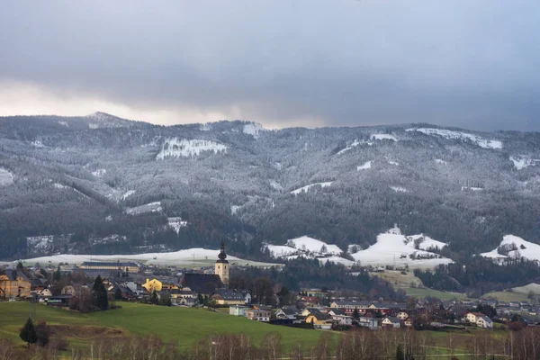 Ennstal, Steiermark, Avusturya 'da dağlarla çevrili küçük güzel bir Avusturya köyü.