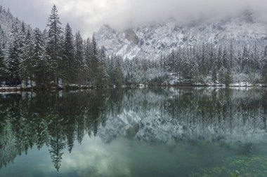 Karlı dağlarla ve Yeşil Göl 'ün berrak sularıyla muhteşem kış manzarası (Gruner bakınız), Avusturya' nın Styria bölgesinde ünlü turizm beldesi