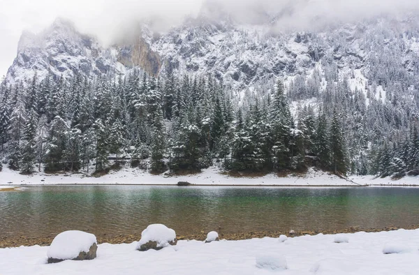 Increíble Paisaje Invernal Con Montañas Nevadas Aguas Cristalinas Del Lago — Foto de Stock