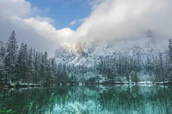 Increíble Paisaje Invernal Con Montañas Nevadas Aguas Cristalinas Del Lago — Foto de Stock