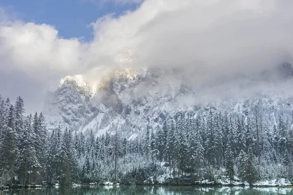 Increíble Paisaje Invernal Con Montañas Nevadas Aguas Cristalinas Del Lago — Foto de Stock