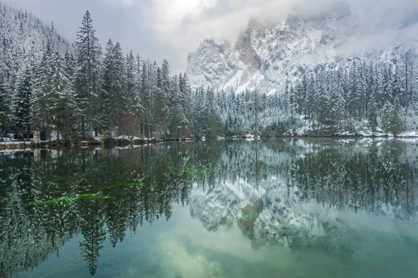 Karlı dağlarla ve Yeşil Göl 'ün berrak sularıyla muhteşem kış manzarası (Gruner bakınız), Avusturya' nın Styria bölgesinde ünlü turizm beldesi