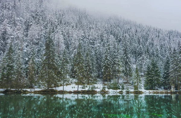 Increíble Paisaje Invernal Con Montañas Nevadas Aguas Cristalinas Del Lago — Foto de Stock