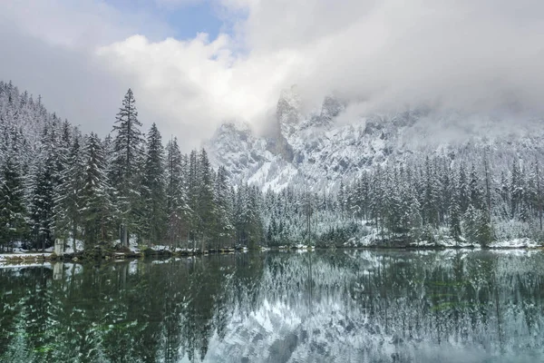 Increíble Paisaje Invernal Con Montañas Nevadas Aguas Cristalinas Del Lago — Foto de Stock