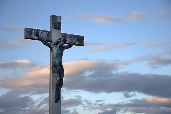 Jesus Christus Kreuz Vor Dramatischem Wolkenverhangenem Himmel Bei Sonnenuntergang Kreuzigung — Stockfoto