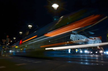Graz, Styria bölgesinde gece vakti tramvay hareket ediyor.