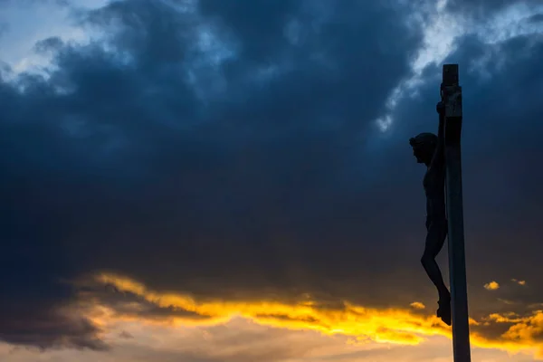Jesus Christus Kreuz Vor Dramatischem Wolkenverhangenem Himmel Bei Sonnenuntergang Kreuzigung — Stockfoto
