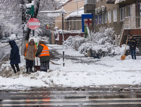 Arad Romania December 2020 Street Sweepers People Passing Street Winter —  Fotos de Stock