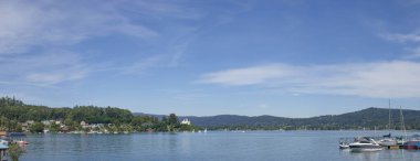 Alp Gölü Worthersee 'nin berrak sularında tekne ve yelkencilik, Klagenfurt, Carinthia, Avusturya' daki birçok su aktivitesinin ünlü turistik merkezi.