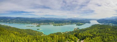 Alp Gölü Worthersee 'nin havadan görünüşü, Klagenfurt, Carinthia, Avusturya' daki birçok su aktivitesinin ünlü turistik cazibesi.