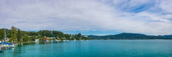 Boote Auf Dem Klaren Wasser Des Alpinen Worthersees Berühmte Touristenattraktion — Stockfoto