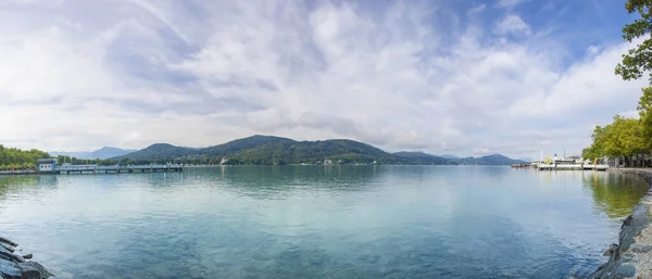 Blick Auf Den Worthersee Berühmte Touristenattraktion Zum Schwimmen Bootfahren Sonnenbaden — Stockfoto
