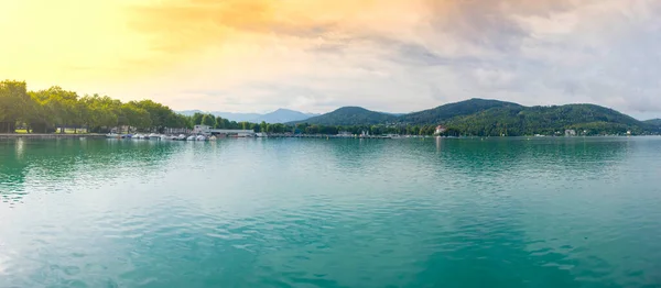 Veduta Del Lago Alpino Worthersee Famosa Attrazione Turistica Nuotare Andare — Foto Stock