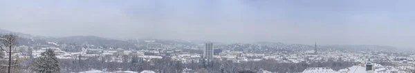 雪とイエスの神聖な中心部と歴史的な建物の屋根の教会とグラーツの街の風景 グラーツ州 スタイリア地方 オーストリア — ストック写真