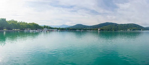 Blick Auf Den Worthersee Berühmte Touristenattraktion Zum Schwimmen Bootfahren Sonnenbaden — Stockfoto