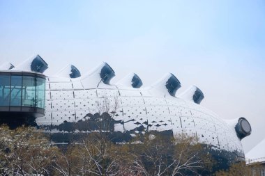 Graz, Avusturya-03 Aralık 2020: Kunsthaus Graz binası, çağdaş sanatlar için ultra modern sanat müzesi, kışın karlı, Styria bölgesi, Avusturya