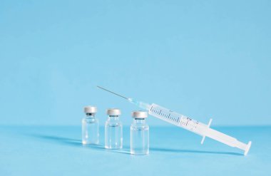 Dünya çapında salgın aşısı için kavramsal fotoğraf, Coronavirus COVID-19 için toplu aşının başlaması, grip ya da grip, dünya aşısı. Seçici odak