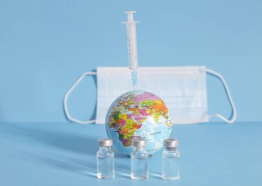 Dünya çapında salgın aşısı için kavramsal fotoğraf, Coronavirus COVID-19 için toplu aşının başlaması, grip ya da grip, dünya aşısı. Seçici odak