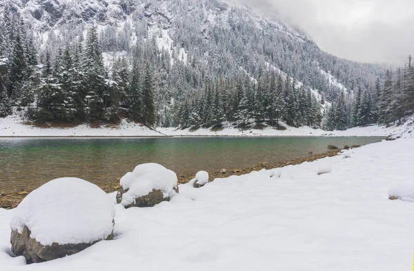 Paisagem Inverno Incrível Com Montanhas Nevadas Águas Claras Lago Verde — Fotografia de Stock