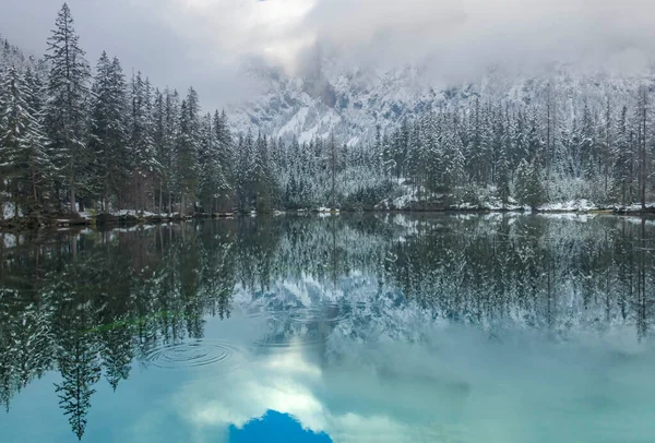 Increíble Paisaje Invernal Con Montañas Nevadas Aguas Cristalinas Del Lago —  Fotos de Stock