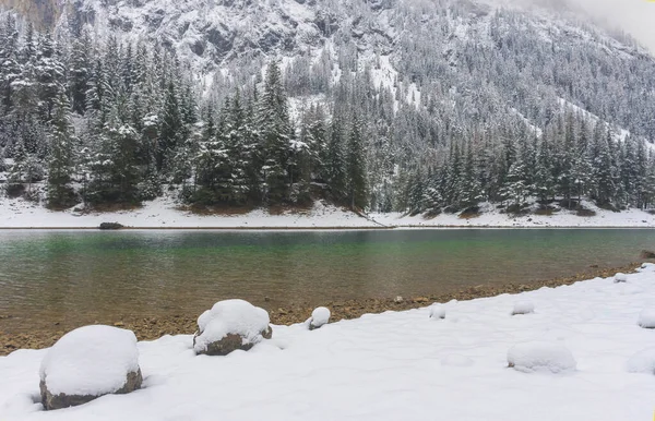 Paisagem Inverno Incrível Com Montanhas Nevadas Águas Claras Lago Verde — Fotografia de Stock