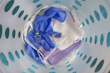 Tıbbi maskeler, eldivenler, aşı şişeleri ve şırıngalar çöpe atıldı. Dünya çapındaki toplu aşılardan sonra karantina ve hastalık Coronavirus COVID-19 konsepti sona erdi. Seçici odak