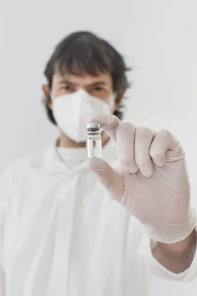 Dokter Memegang Botol Vaksin Dan Jarum Suntik Awal Vaksinasi Massal — Stok Foto