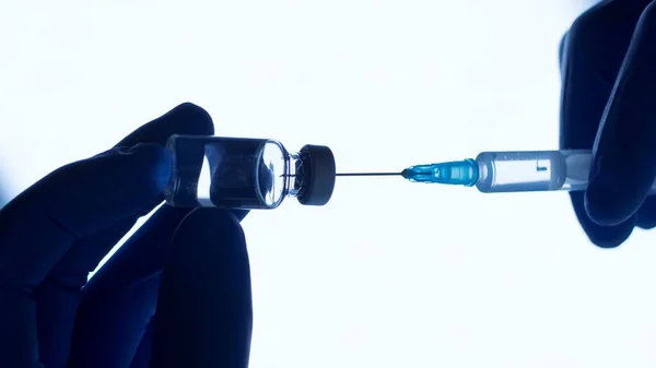 Врачи Держат Руках Бутылку Вакцины Шприц Начинается Всемирная Массовая Вакцинация — стоковое фото
