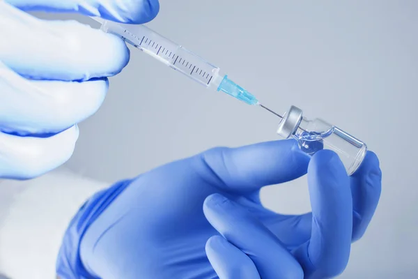 Mani Medico Che Tengono Flacone Una Siringa Vaccino Inizio Della — Foto Stock