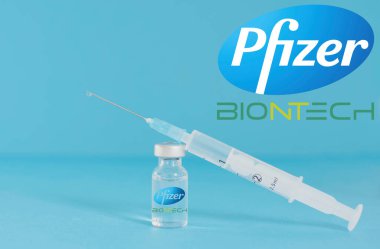 Graz, Avusturya-26.01.2021: Pfizer-BioNTech COVID-19 aşısı ile dünya çapında salgın aşısı, koronavirüs için toplu aşının başlaması, dünya bağışıklık fotoğrafı.