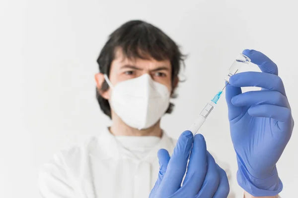 Dokter Memegang Botol Vaksin Dan Jarum Suntik Awal Vaksinasi Massal — Stok Foto