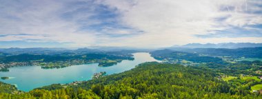 Alp Gölü Worthersee 'nin havadan görünüşü, Klagenfurt, Carinthia, Avusturya' daki birçok su aktivitesinin ünlü turistik cazibesi.