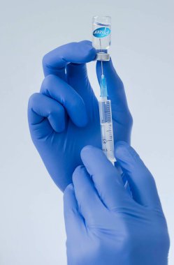 Graz, Avusturya-26.01.2021: Doktor elleri aşı şişesi ve şırınga tutuyor, Pfizer-BioNTech COVID-19 aşısı ile toplu aşının başlaması, Coronavirus dünya bağışıklık kavramı