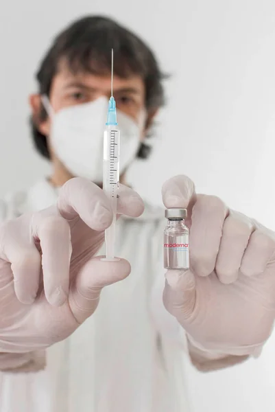 Graz Austria 2021 Dokter Memegang Botol Vaksin Dan Jarum Suntik — Stok Foto