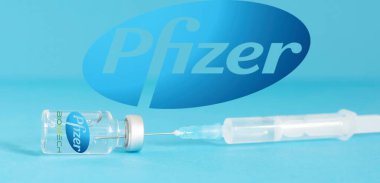 Graz, Avusturya-26.01.2021: Pfizer-BioNTech COVID-19 aşısı ile dünya çapında salgın aşısı, koronavirüs için toplu aşının başlaması, dünya bağışıklık fotoğrafı.