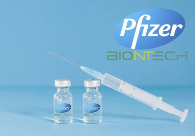 Graz, Avusturya-26.01.2021: Pfizer-BioNTech COVID-19 aşısı ile dünya çapında salgın aşısı, koronavirüs için toplu aşının başlaması, dünya bağışıklık fotoğrafı.