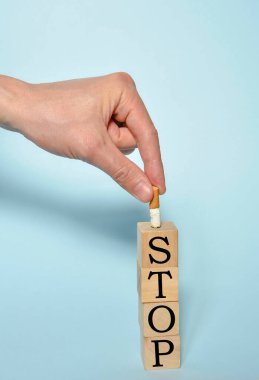 Sigara içmeyi, sigarayı söndürmeyi ve tahta bloklardaki metni durdurmayı bırak. 31 Mayıs 'ta Dünya Tütünsüz Günü konsepti. Seçici odak