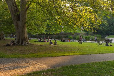 Graz / Avusturya - 18 Haziran 2019: İnsanlar parkta gün batımında, Graz, Styria bölgesinde, Avusturya.
