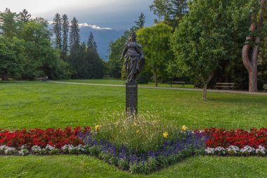 Stadtpark 'ta Styria' yı temsil eden heykel, Avusturya 'nın Graz şehrinde, Styria bölgesinde yeşil bir ada..