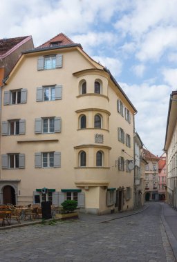 Avusturya, Graz, Styria bölgesindeki eski sevimli şehir merkezinde yaya sokağı.