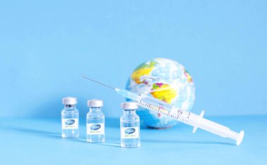 Graz, Avusturya-26.01.2021: Pfizer-BioNTech COVID-19 aşısı ile dünya çapında salgın aşısı, koronavirüs için toplu aşının başlaması, dünya bağışıklık fotoğrafı.