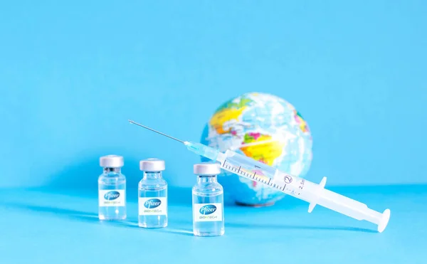 Graz, Avusturya-26.01.2021: Pfizer-BioNTech COVID-19 aşısı ile dünya çapında salgın aşısı, koronavirüs için toplu aşının başlaması, dünya bağışıklık fotoğrafı.