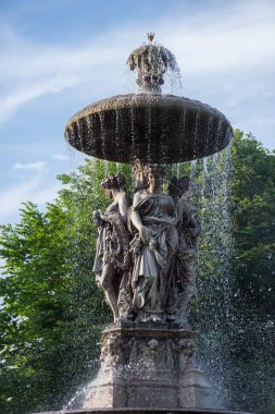 Şehir parkındaki çeşme Stadtpark, şehrin ortasında yeşil bir ada, Graz, Styria bölgesinde, Avusturya.