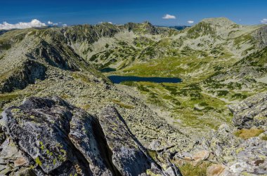 Romanya 'nın Karpat Dağları, Retezat Ulusal Parkı' ndaki Dağ manzarası ve buzullu Bucura Gölü
