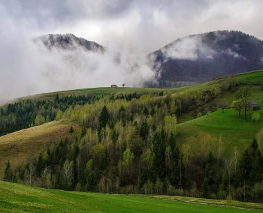 Romanya 'nın Transilvanya kentindeki Magura Köyü yakınlarındaki Karpat Dağları' nın üzerindeki bulutlar.