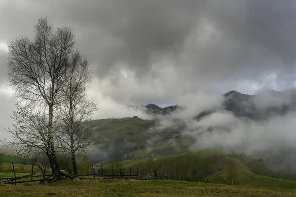 罗马尼亚特兰西瓦尼亚Magura村附近喀尔巴阡山脉上空的云彩 — 图库照片