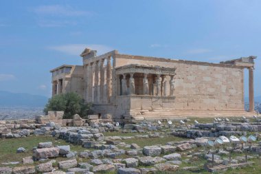 Akropolis tepesinde güzel Karyatidleri olan antik Echtheion tapınağı, güneşli bir yaz gününde Atina, Yunanistan 'ın ünlü turistik merkezi.